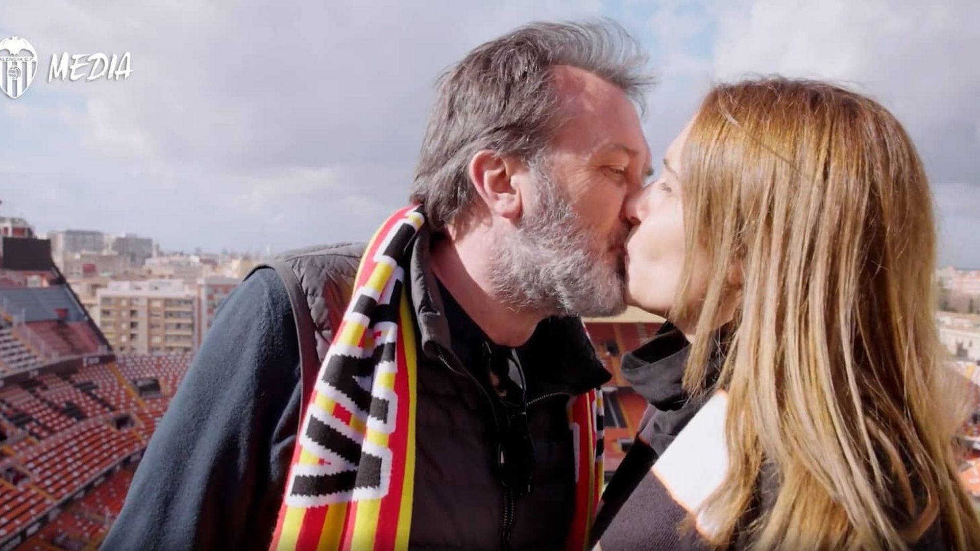 Pareja de enamorados en Mestalla