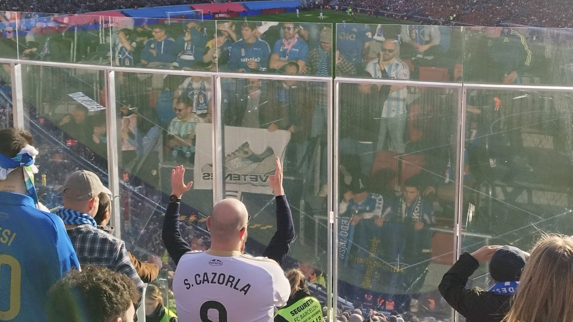 Aficionados del Real Oviedo, en el Camp Nou Aficionados del Real Oviedo, en el Camp Nou