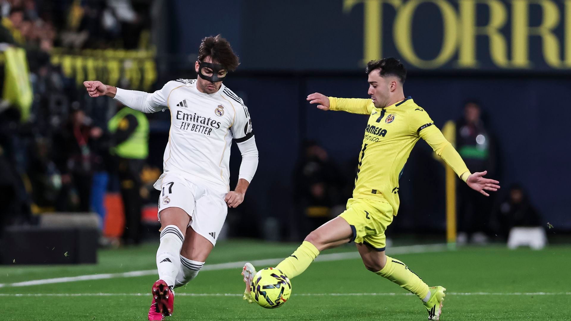 Raúl Asencio contra el Villarreal en LALIGA EA Sports