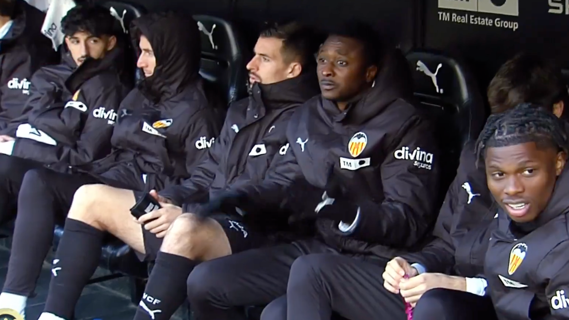 Sadiq dirige la orquesta en Mestalla