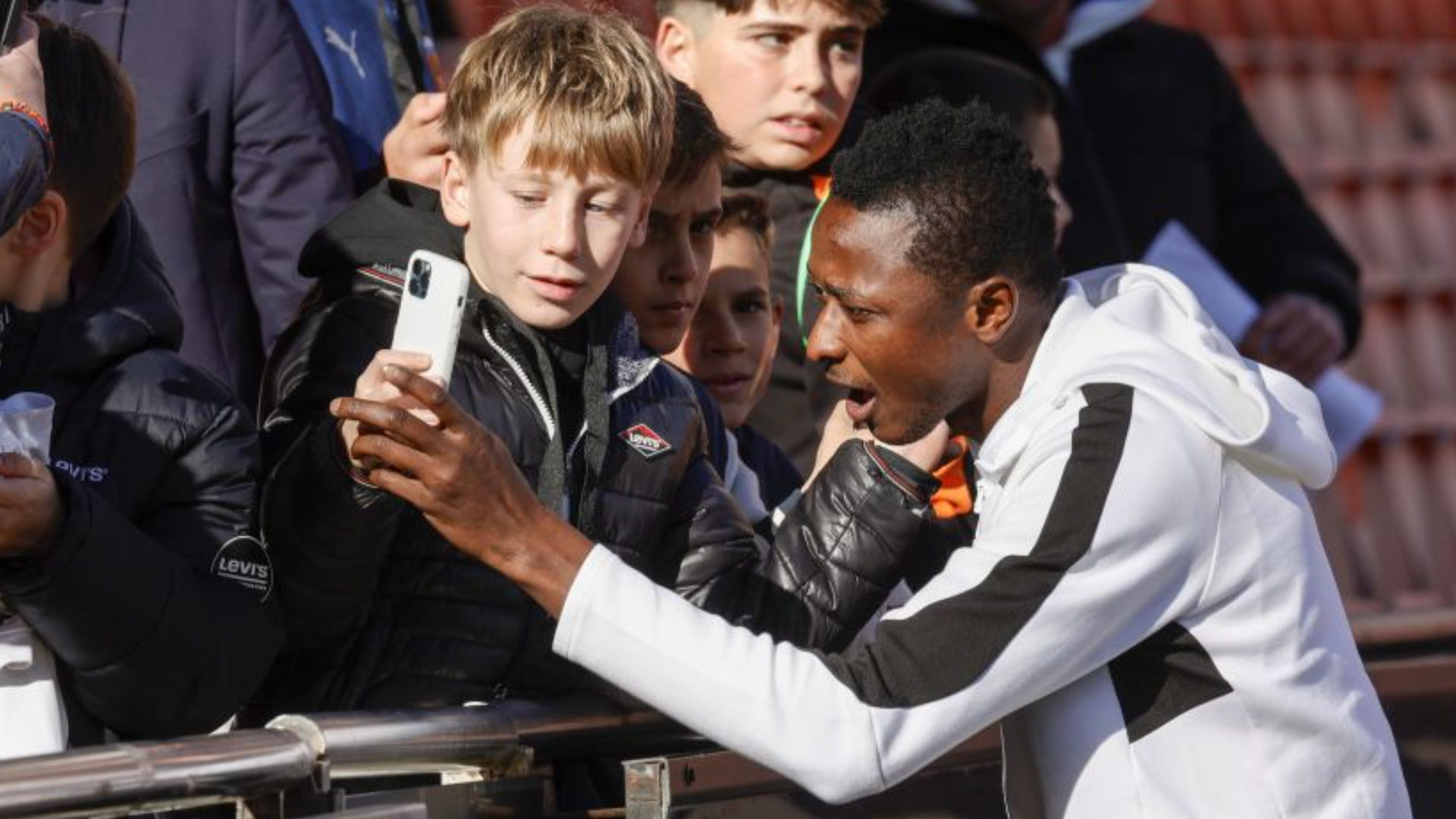 Sadiq se hace foto con los aficionados en Mestalla