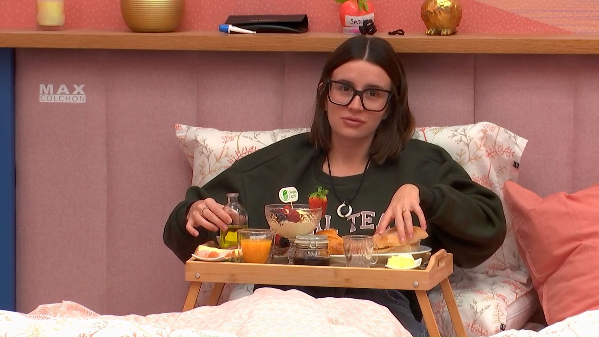 Sandra desayuna en la cama por estar en la ‘suite’