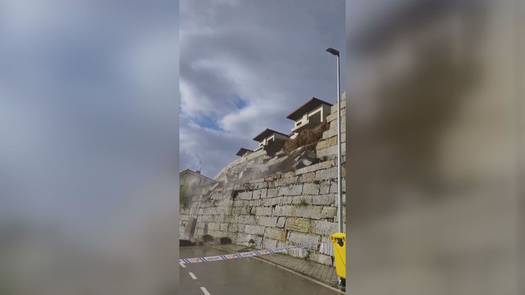 Se derrumba un muro de granito en una urbanización de Barbadás, Ourense