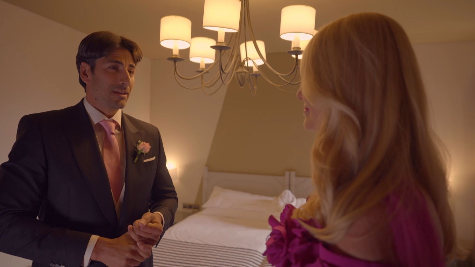 Stefan se abre ante su madre antes de la boda y le confiesa algo que nunca le había dicho: "Siempre te he echado en falta cuando era niño"