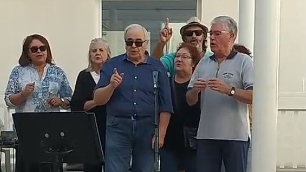 Un grupo de jubilados revoluciona con un karaoke las residencias de ancianos de Castellón