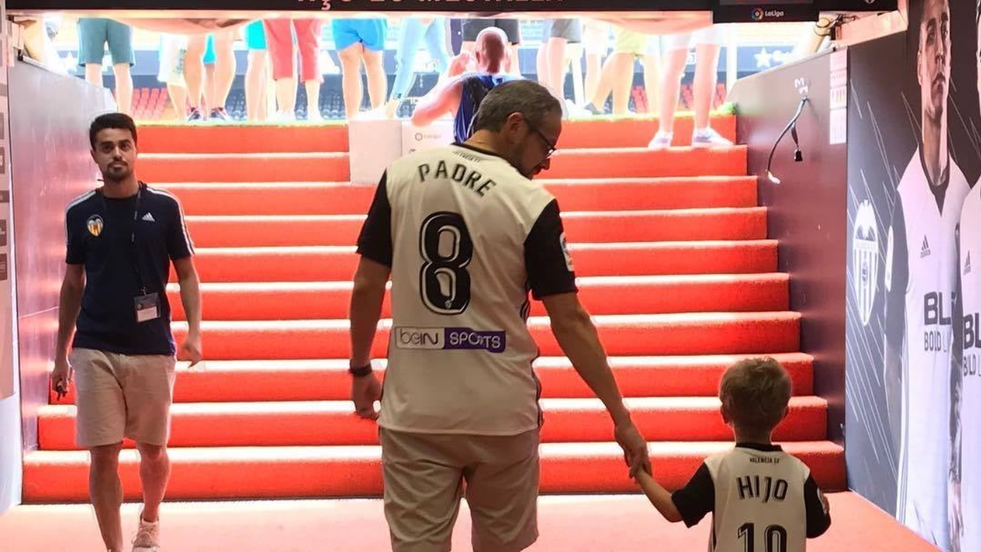 Vincent WongValle y su hijo entrando en Mestalla