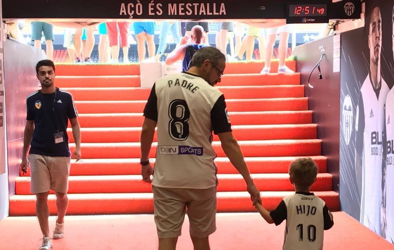 Vincent Wongvalle y su hijo entrando en Mestalla