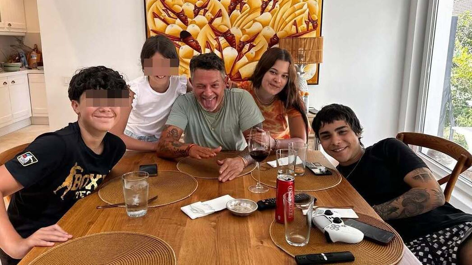 Alejandro Sanz, junto a sus cuatro hijos