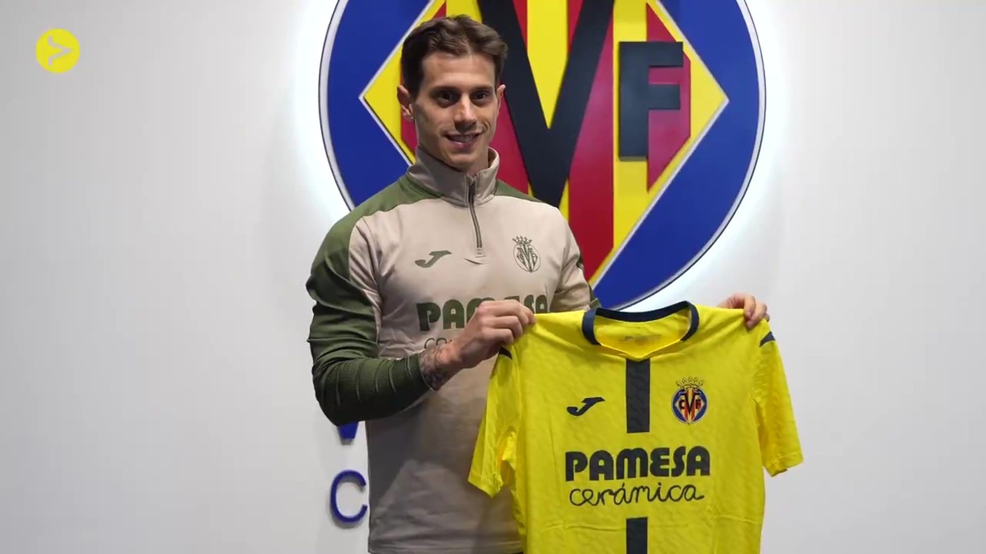 Alfon González posa con la camiseta del Villarreal