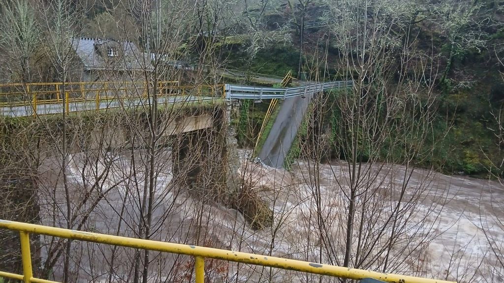 Cae un puente en Navia de Suarna, Lugo, tras las intentas lluvias provocadas por la borrasca Joseph