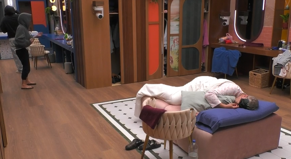 Canales, dormido en el vestidor