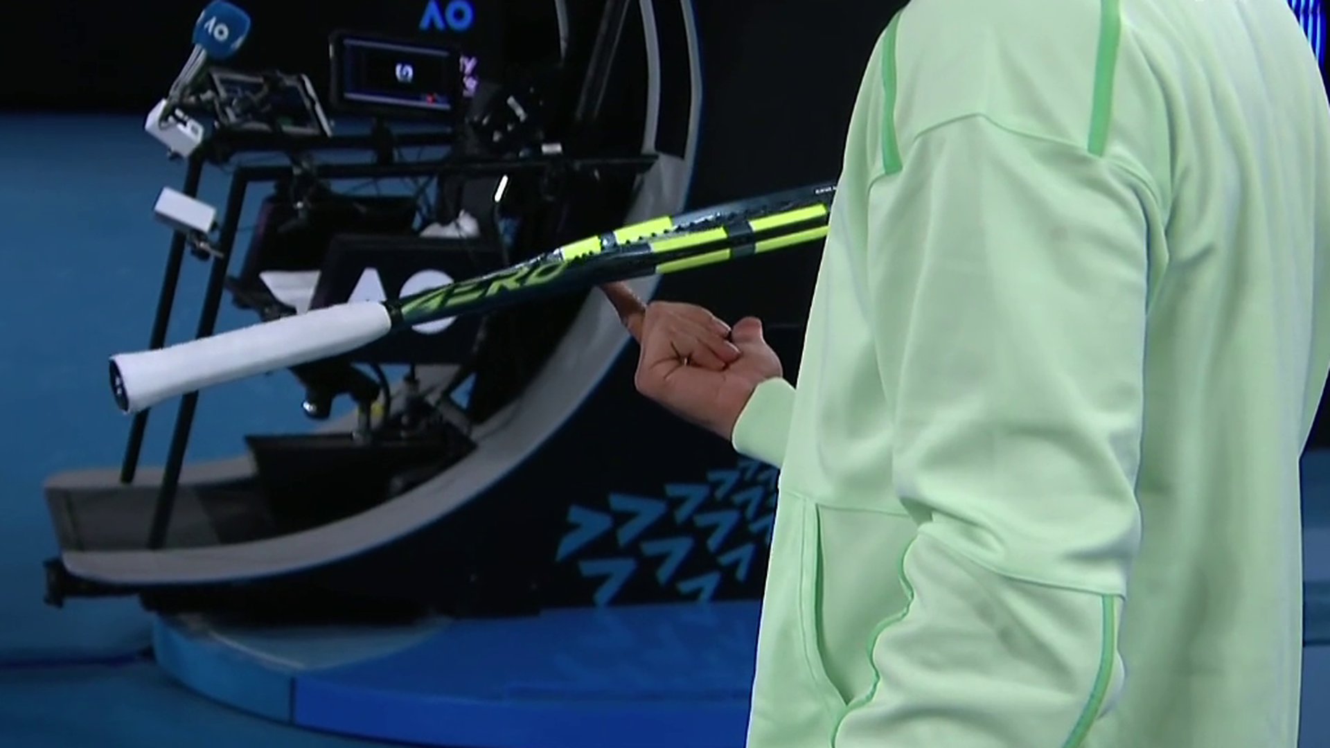 Carlos Alcaraz haciendo uno de sus trucos con la raqueta en el Australian Open