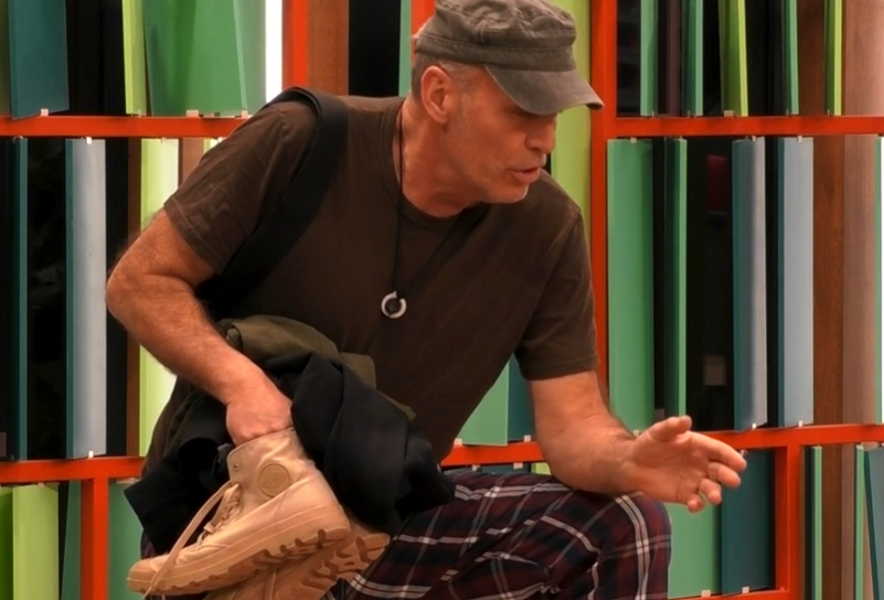 Carlos da explicaciones