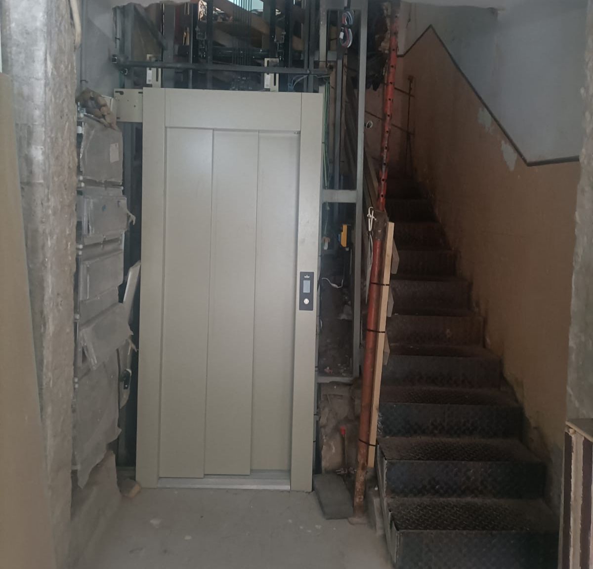 Desde hace un año el ascensor permanece instalado, pero no funciona
