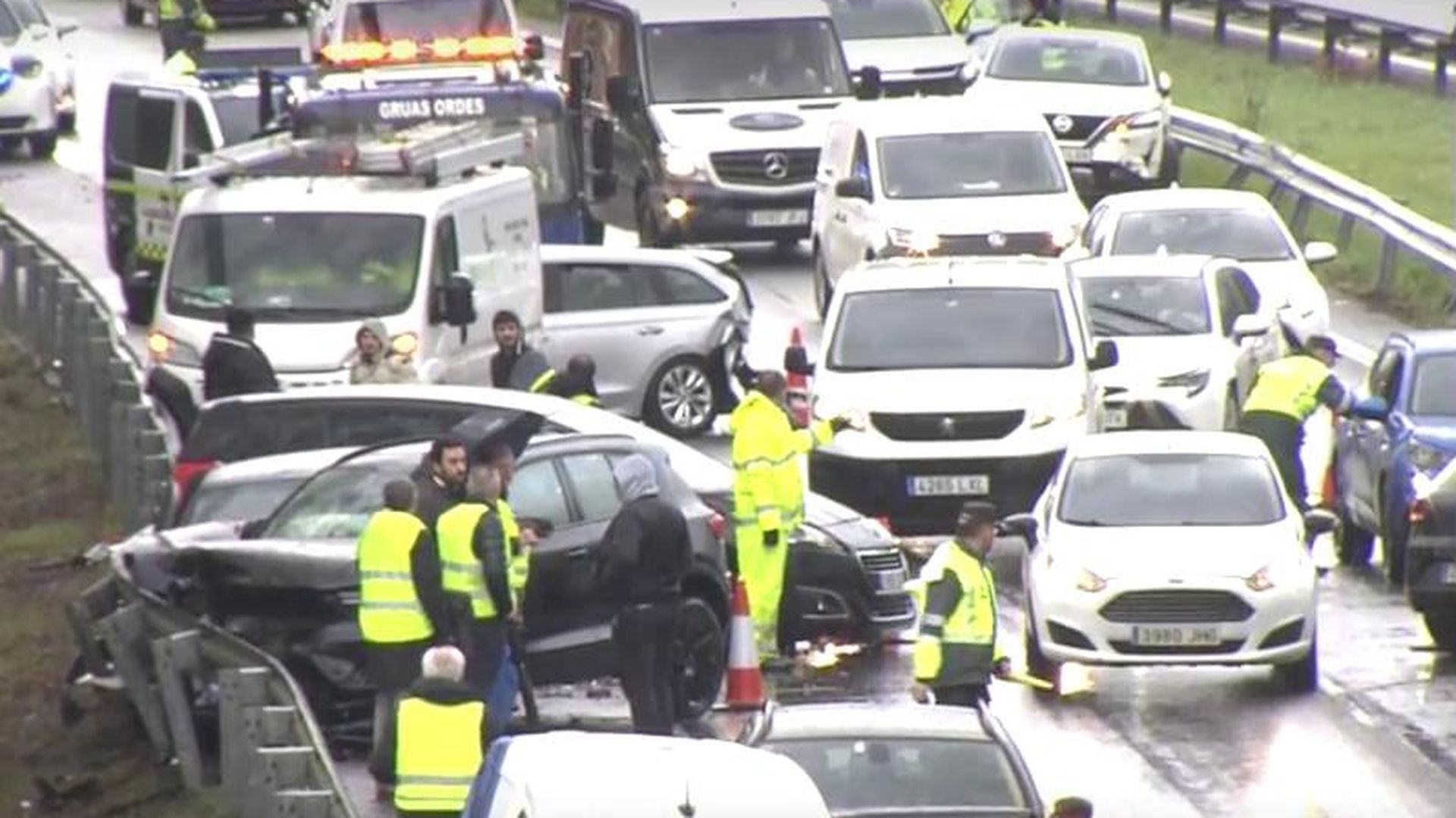 Día difícil para Galicia: varios accidentes de coche y casas inundadas por el desbordamiento de los ríos