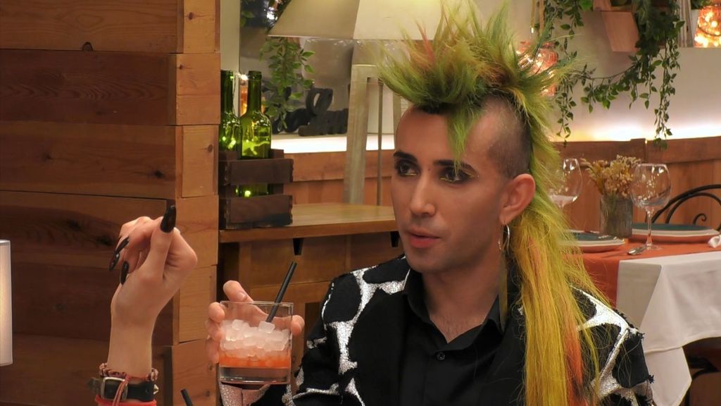 Un soltero deja sin palabras a su cita en 'First Dates' al mostrarle su inesperada realidad capilar: "Ay, Dios"