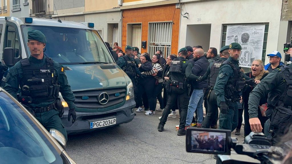 El llanto y los gritos de dolor del padre de Álex, asesinado en Sueca, en la llegada del acusado a los juzgados: "¡Has matado a mi niño!"