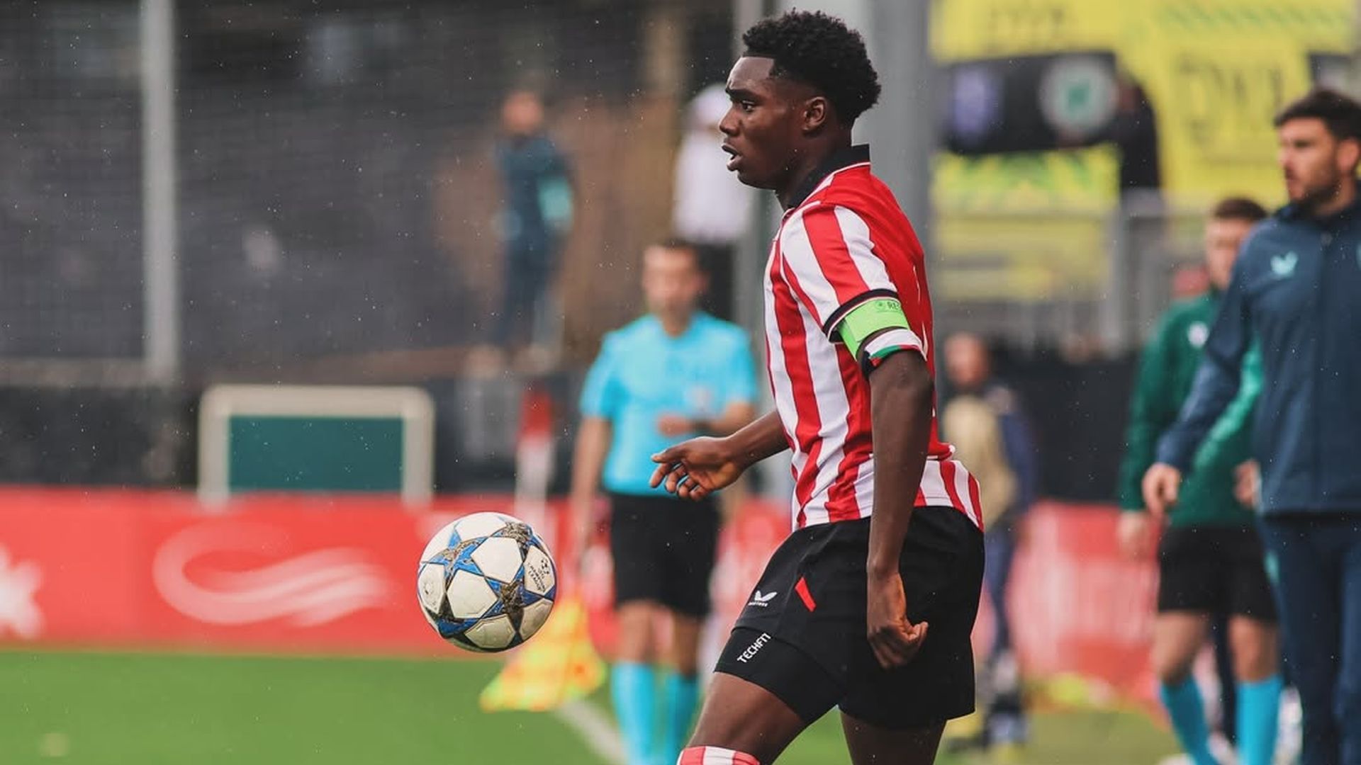 Elijah Gift en un partido con el Athletic