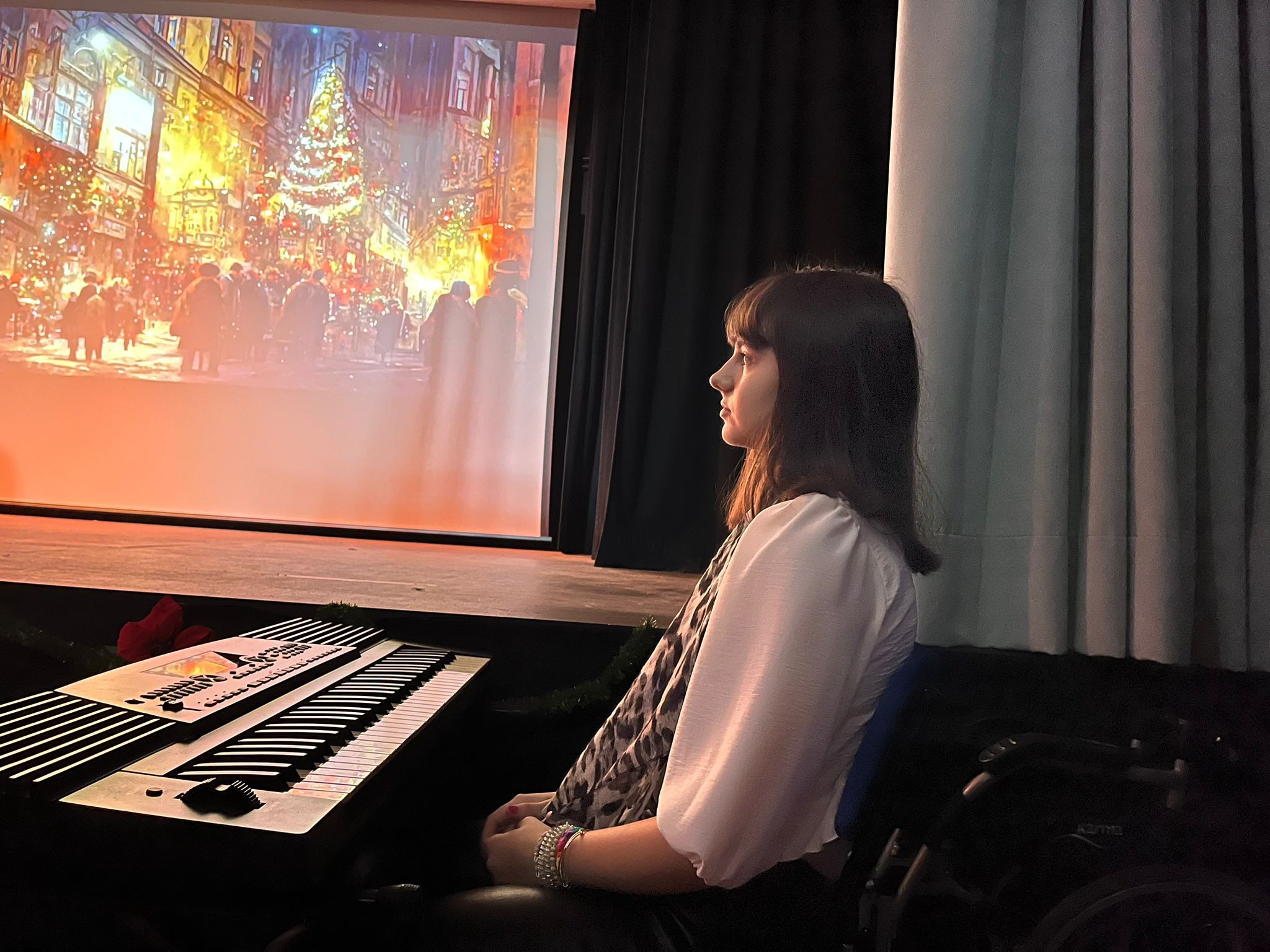 Entre las aficiones de Carlota se encuentra la de tocar el piano