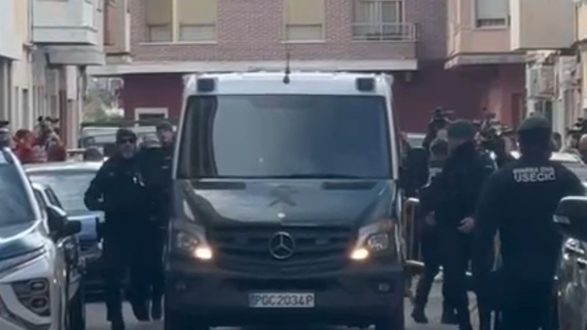 Gritos y tensión a la llegada del hombre detenido acusado de matar a un menor en Sueca