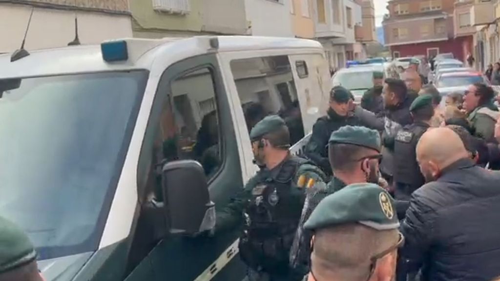 Insultos y mucha tensión con la llegada antes el juez del acusado de asesinar al menor en Sueca