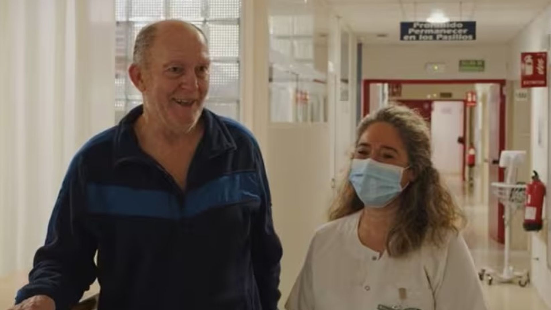 José Gómez con una enfermera este martes en el Hospital Universitario Reina Sofía de Córdoba