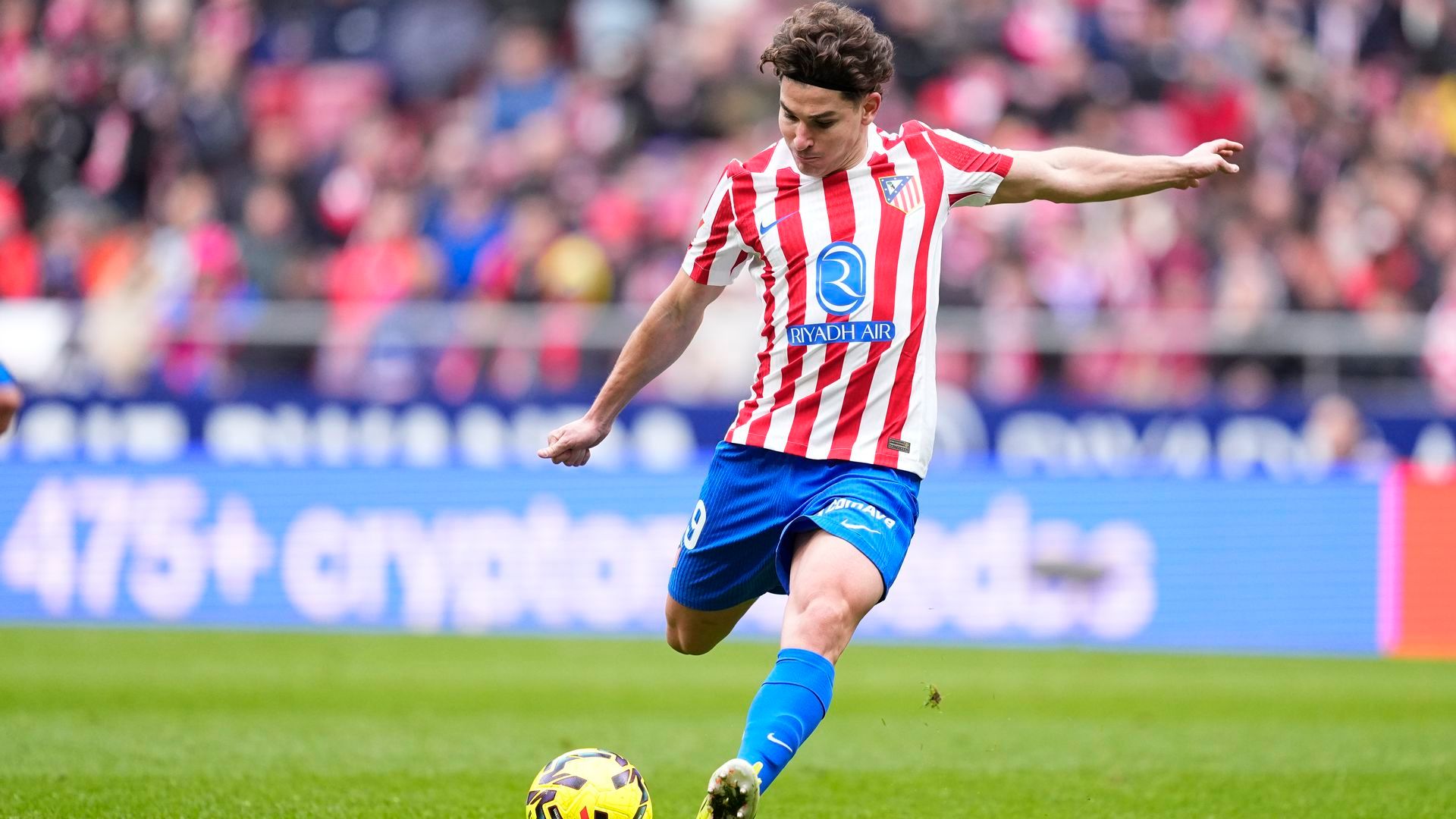 Julián Álvarez contra el Mallorca