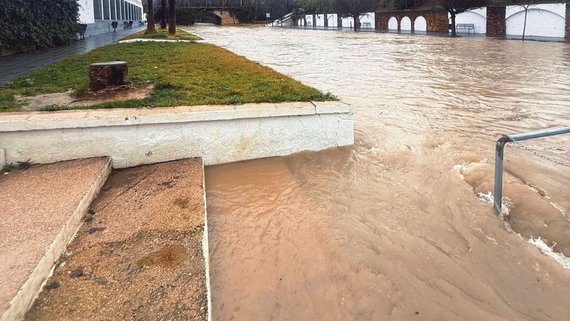 Los ríos comienzan a desbordarse: preocupa la situación del Guadalquivir y Aguascebas al sur y el río Miñor en Galicia
