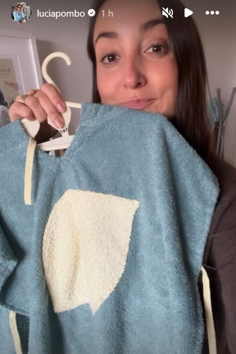 Lucía Pombo enseña el albornoz