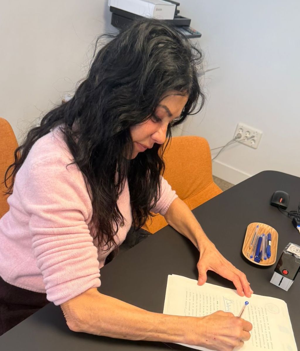 Maite Galdeano, firmando las escrituras de su nueva casa