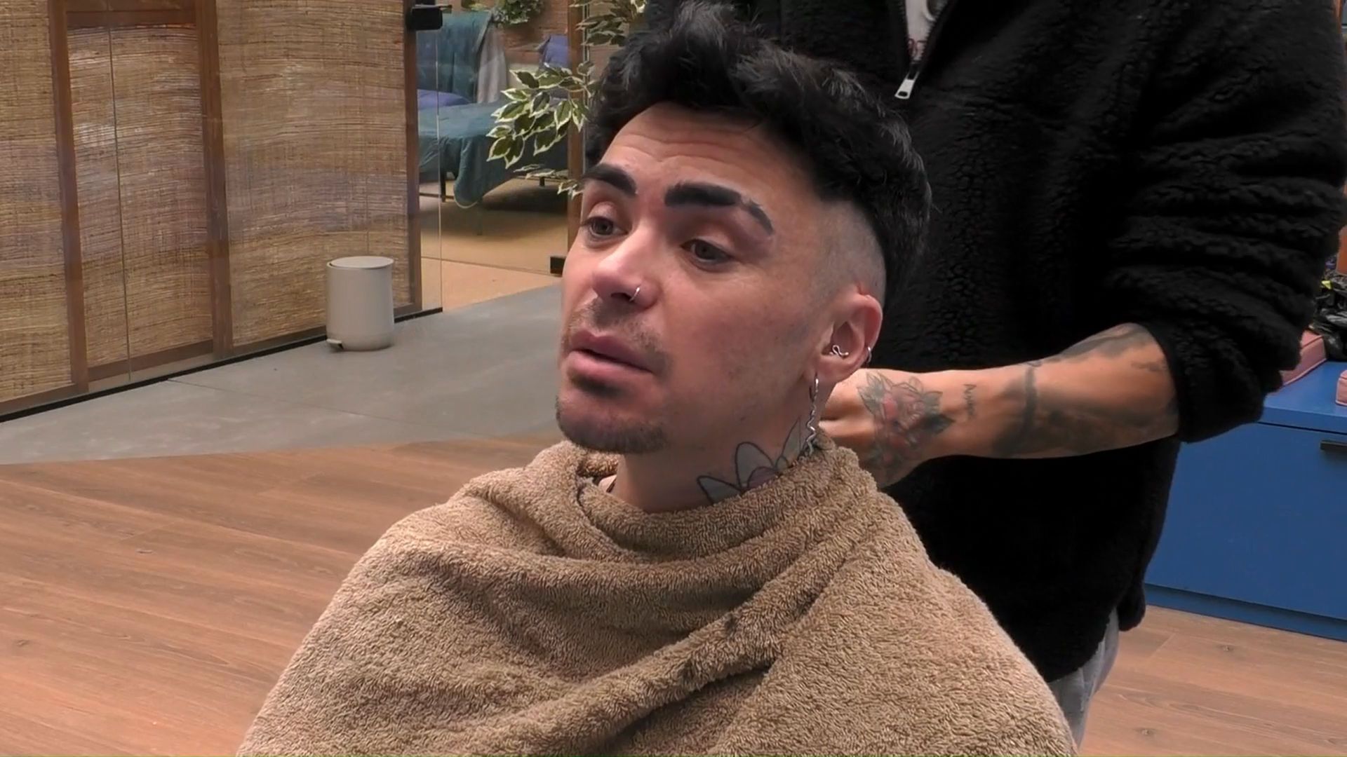 Mario Jefferson mientras Manuel González le corta el pelo