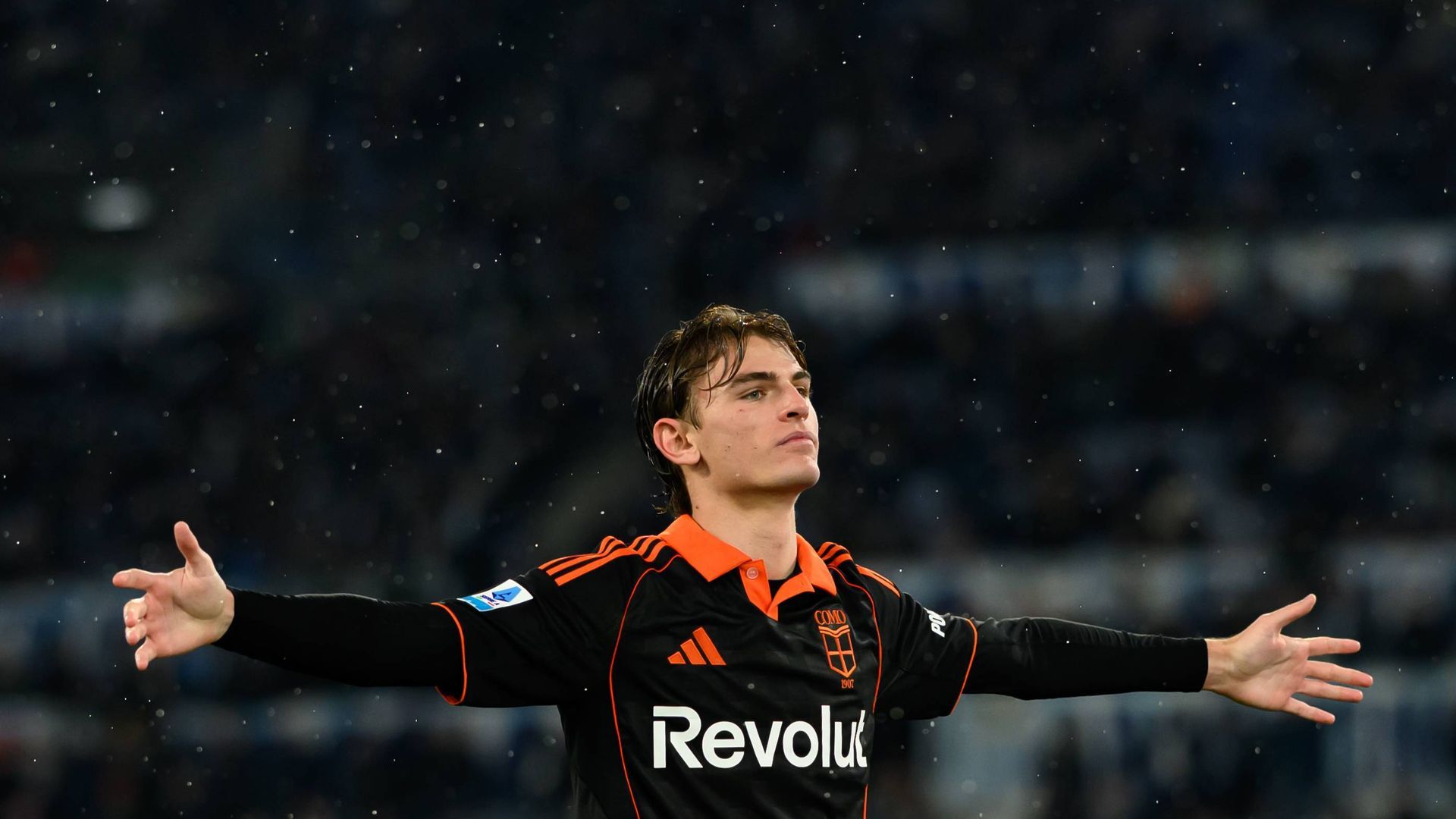 Nico Paz celebrando un gol con el Como