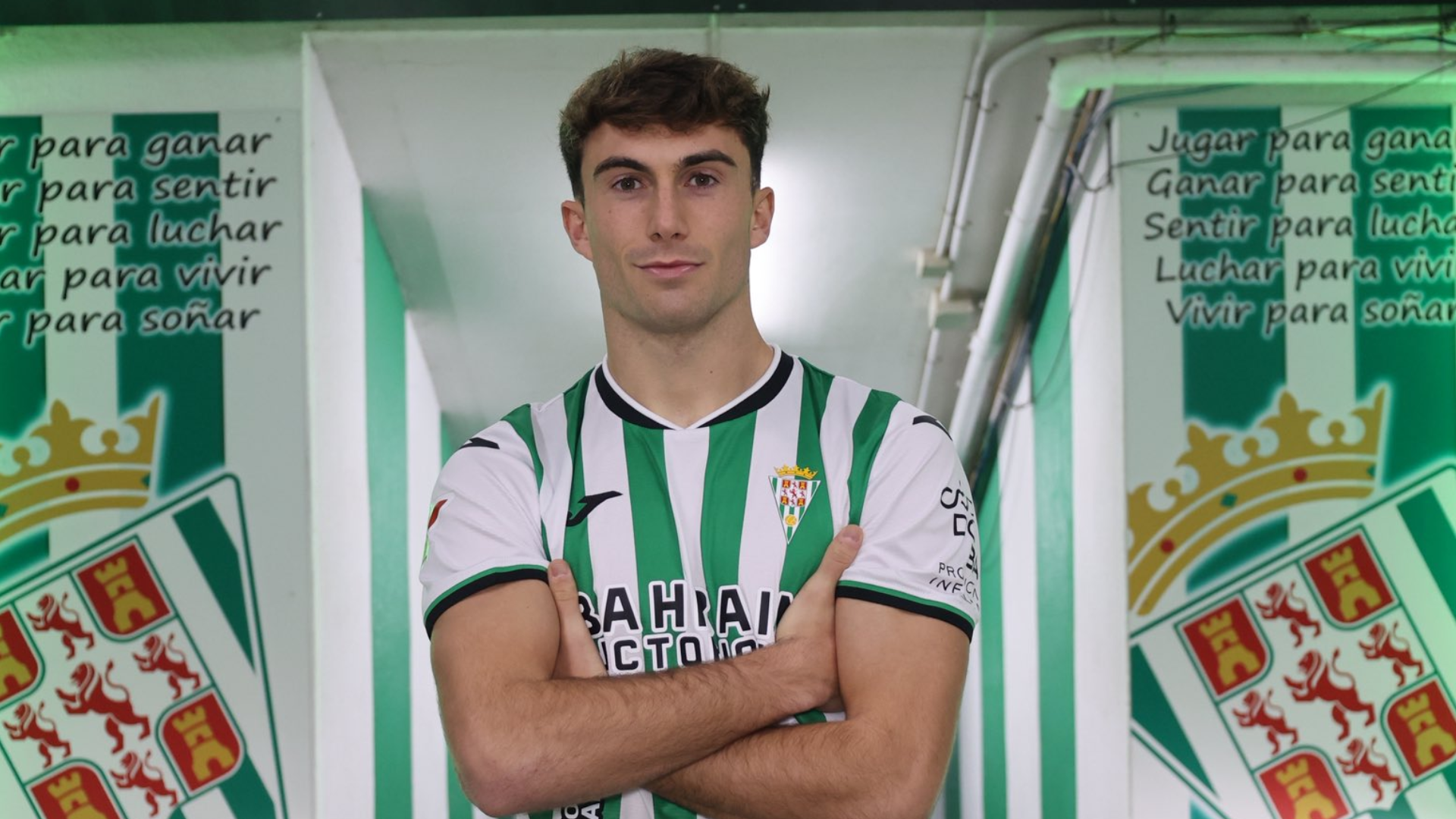 Mikel Goti posa como nuevo jugador del Córdoba