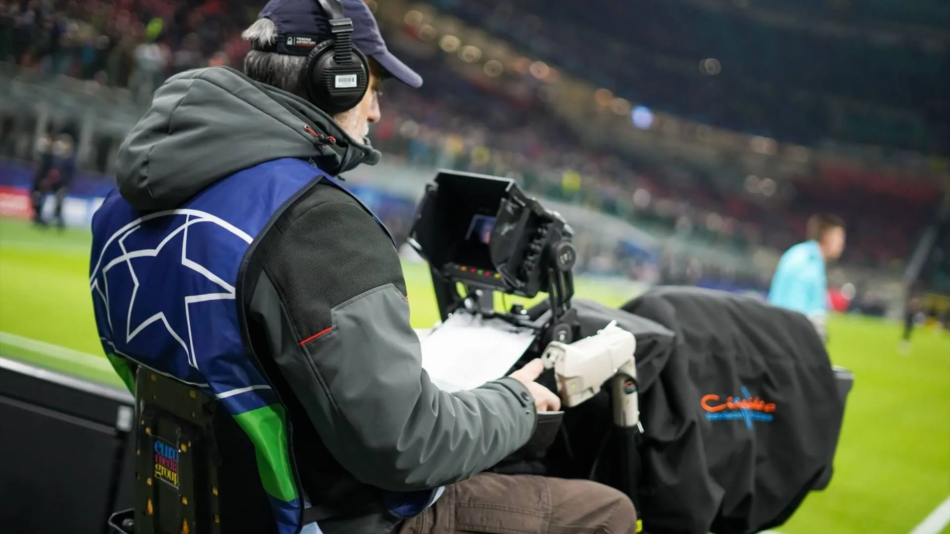 Un cámara de televisión, en un partido de Champions