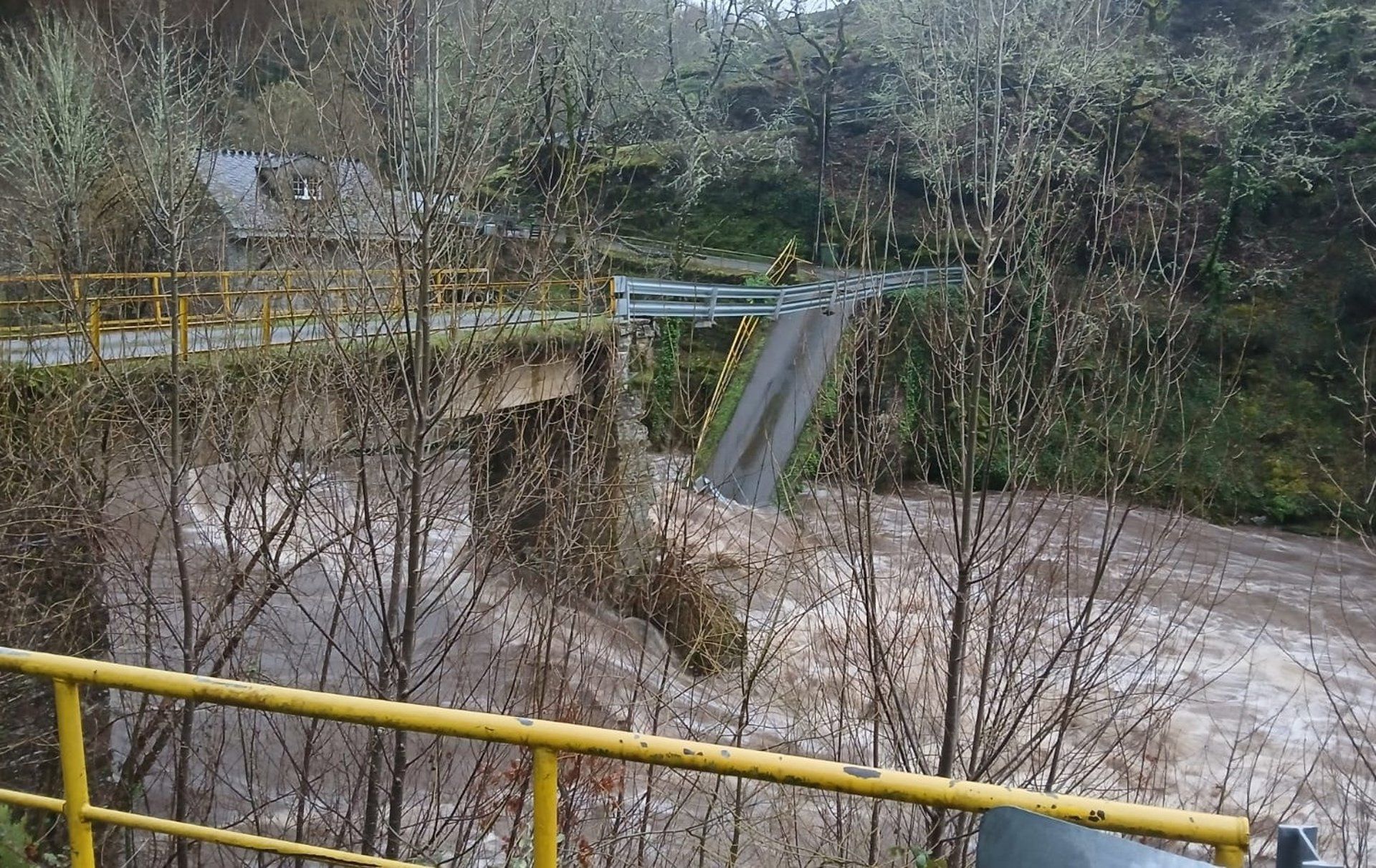 Puente caído por la borrasca Joseph en Navia de Suarna, Lugo