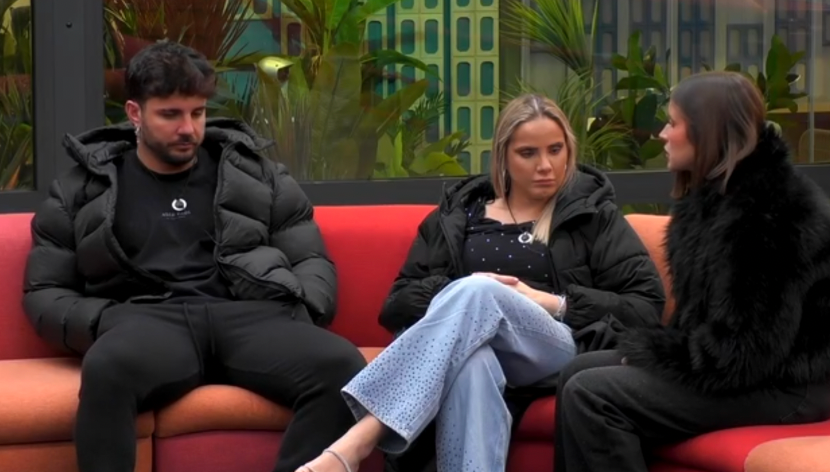 Sandra hablando de Mayeli en el salón