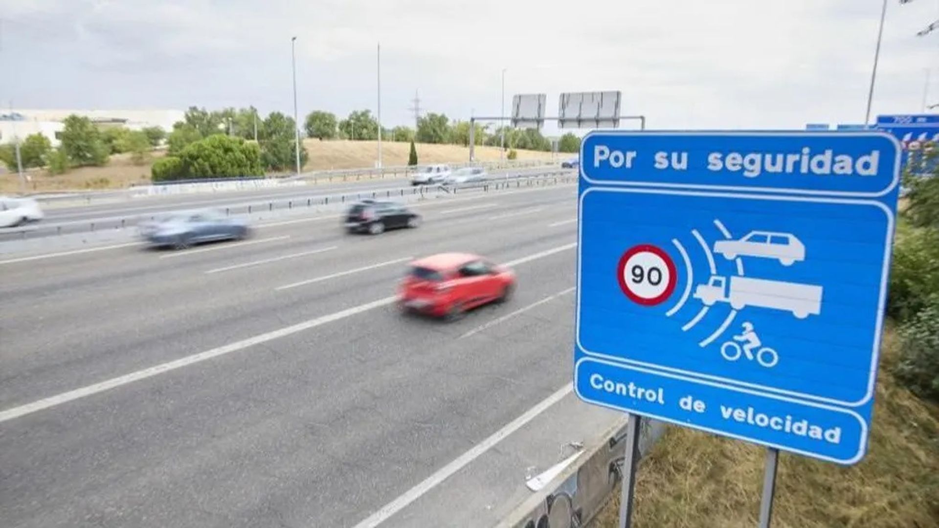 Señalización de un radar fijo en una autovía