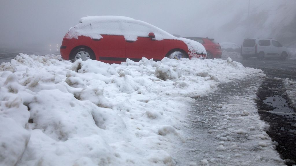 La nieve vuelve a teñir de blanco la sierra madrileña