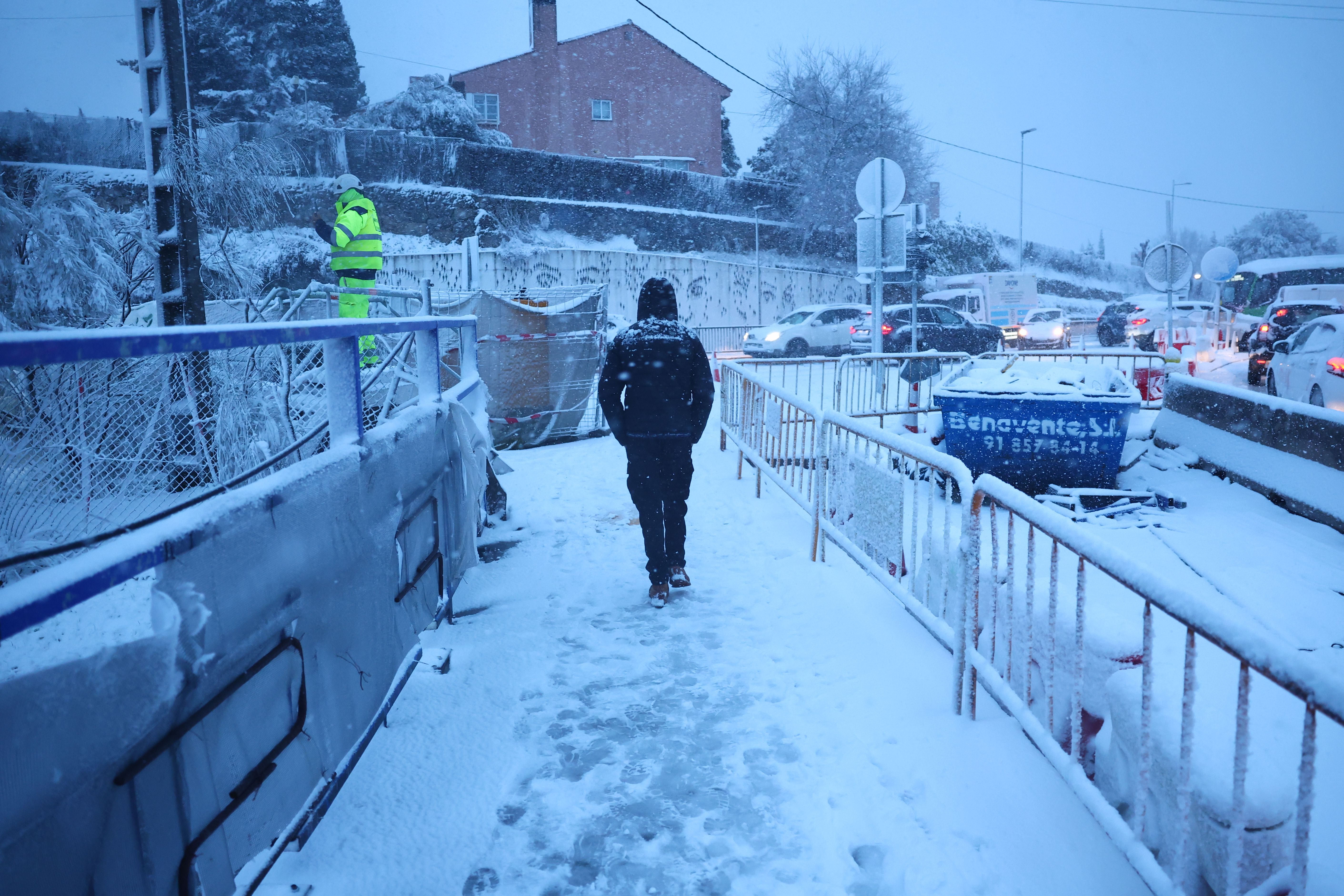 Vista de las calles de Torrelodones, Madrid cubiertas de nieve