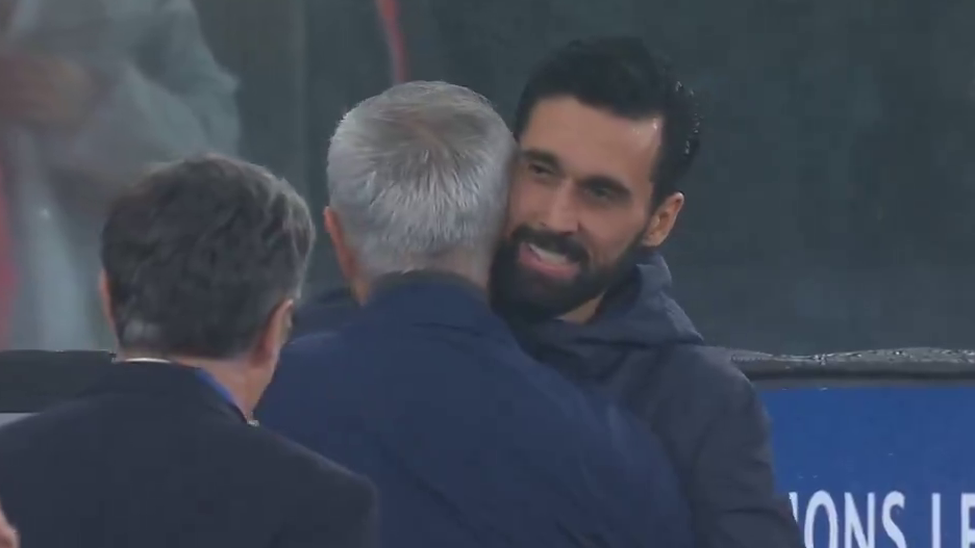 Álvaro Arbeloa y José Mourinho abrazándose Álvaro Arbeloa y José Mourinho abrazándose