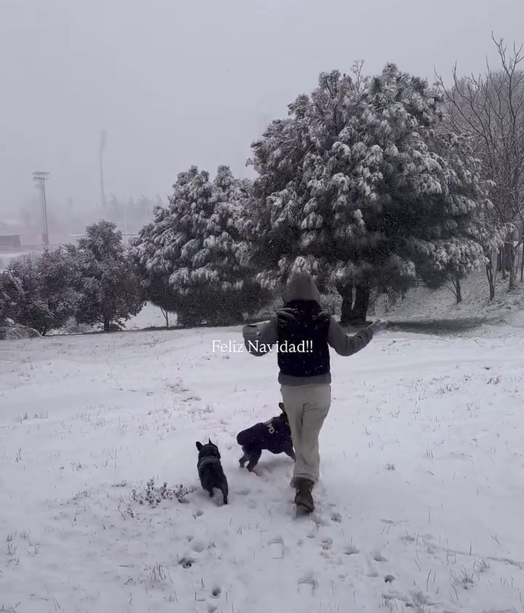 Anita Matamoros con sus perros en la nieve