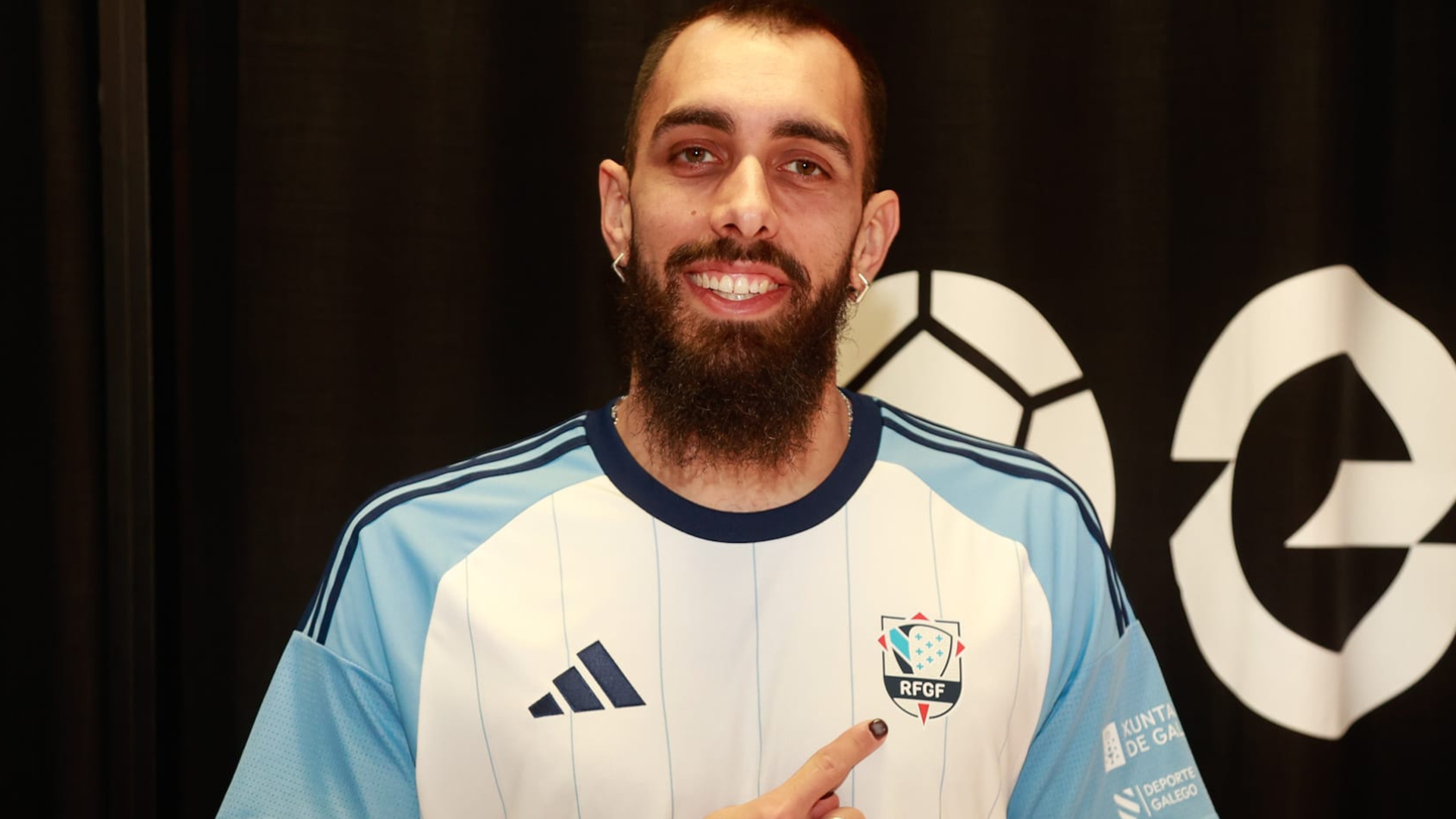 Borja Iglesias con la camiseta de A Irmandiña Borja Iglesias con la camiseta de A Irmandiña