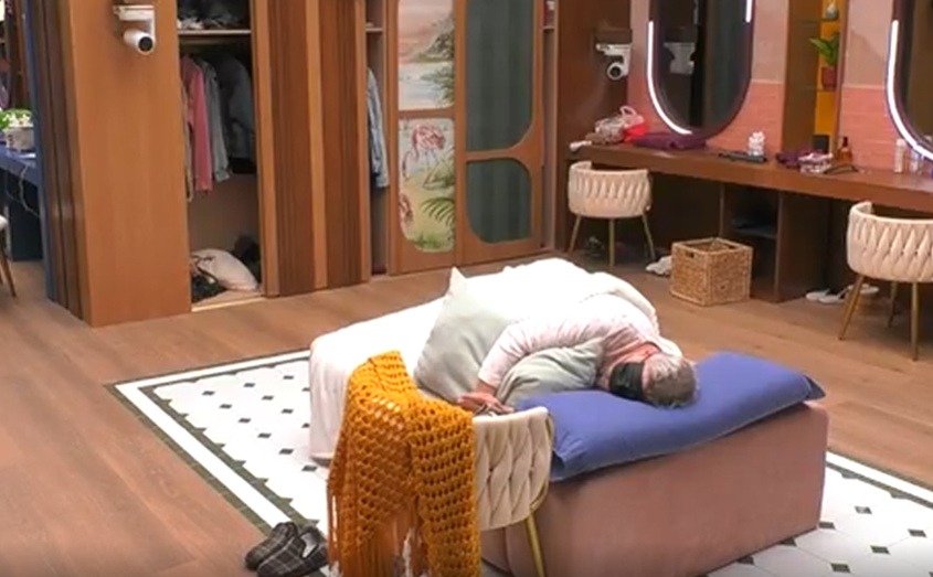 Canales duerme en el vestidor