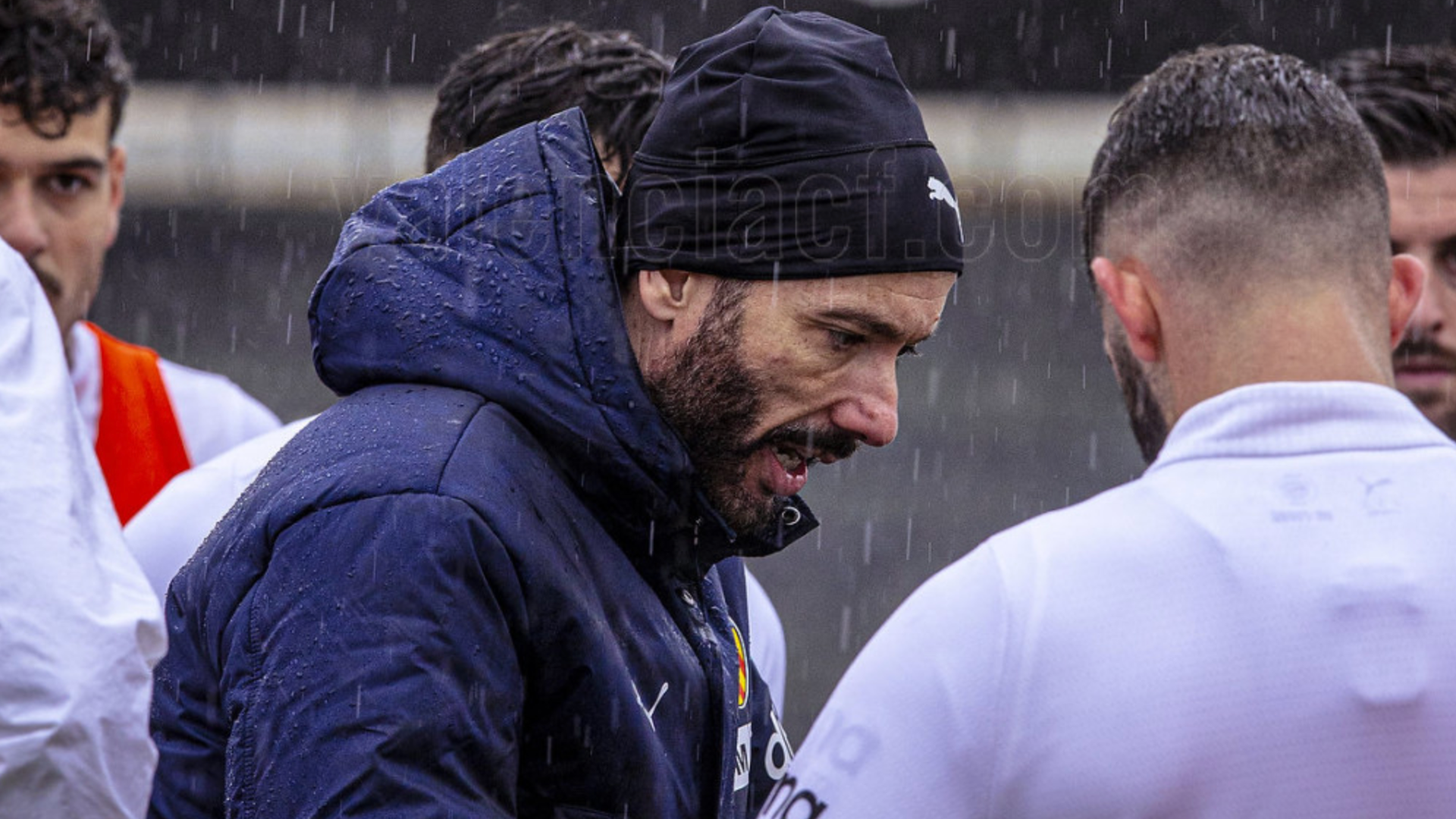 Carlos Corberán bajo la lluvia