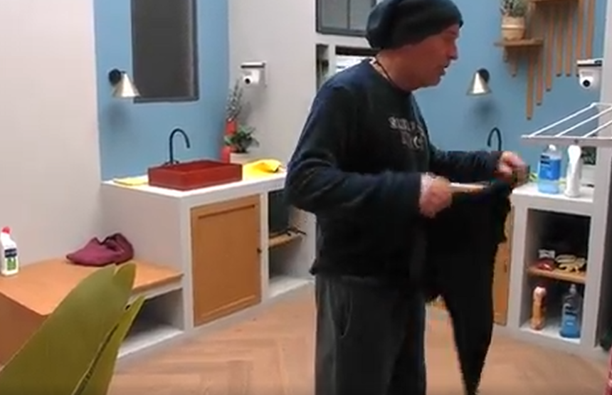 Carlos, hablando solo