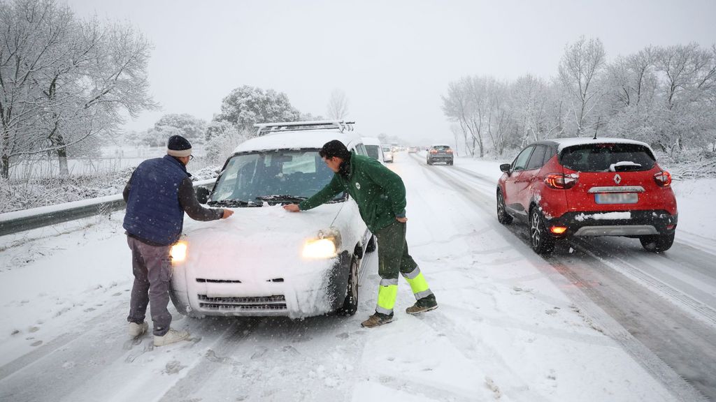 Carreteras cortadas en todo el país por el paso de la borrasca Kristin que ha dejado importantes nevadas en la zona centro