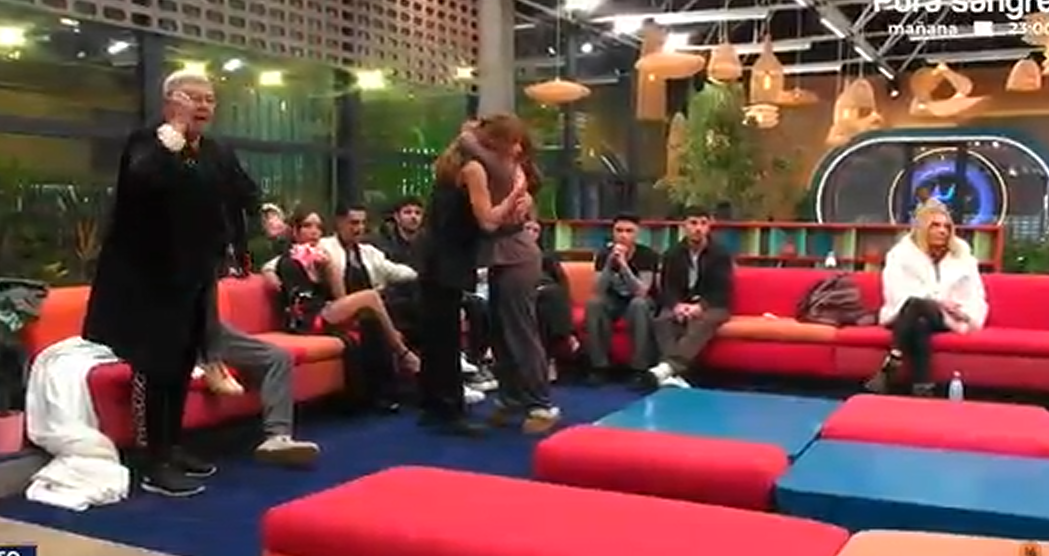 Cristina y Raquel se dan un abrazo