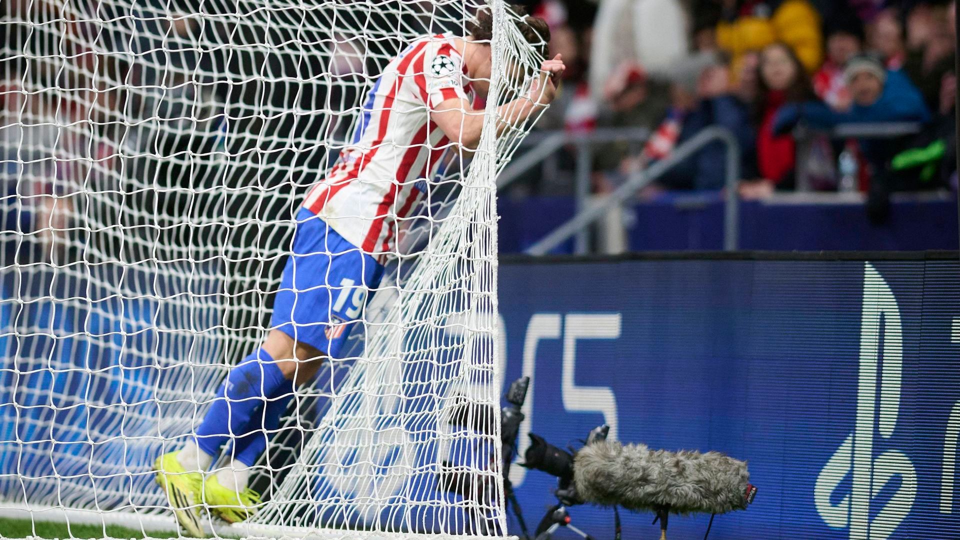 Julián Álvarez se lamenta de una ocasión en el Atlético-Bodo Julián Álvarez se lamenta de una ocasión en el Atlético-Bodo