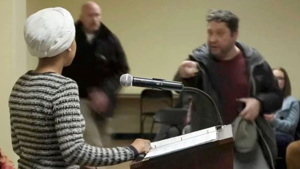 Un hombre rocía con una sustancia química a la congresista demócrata Ilhan Omar durante un discurso en Minneapolis