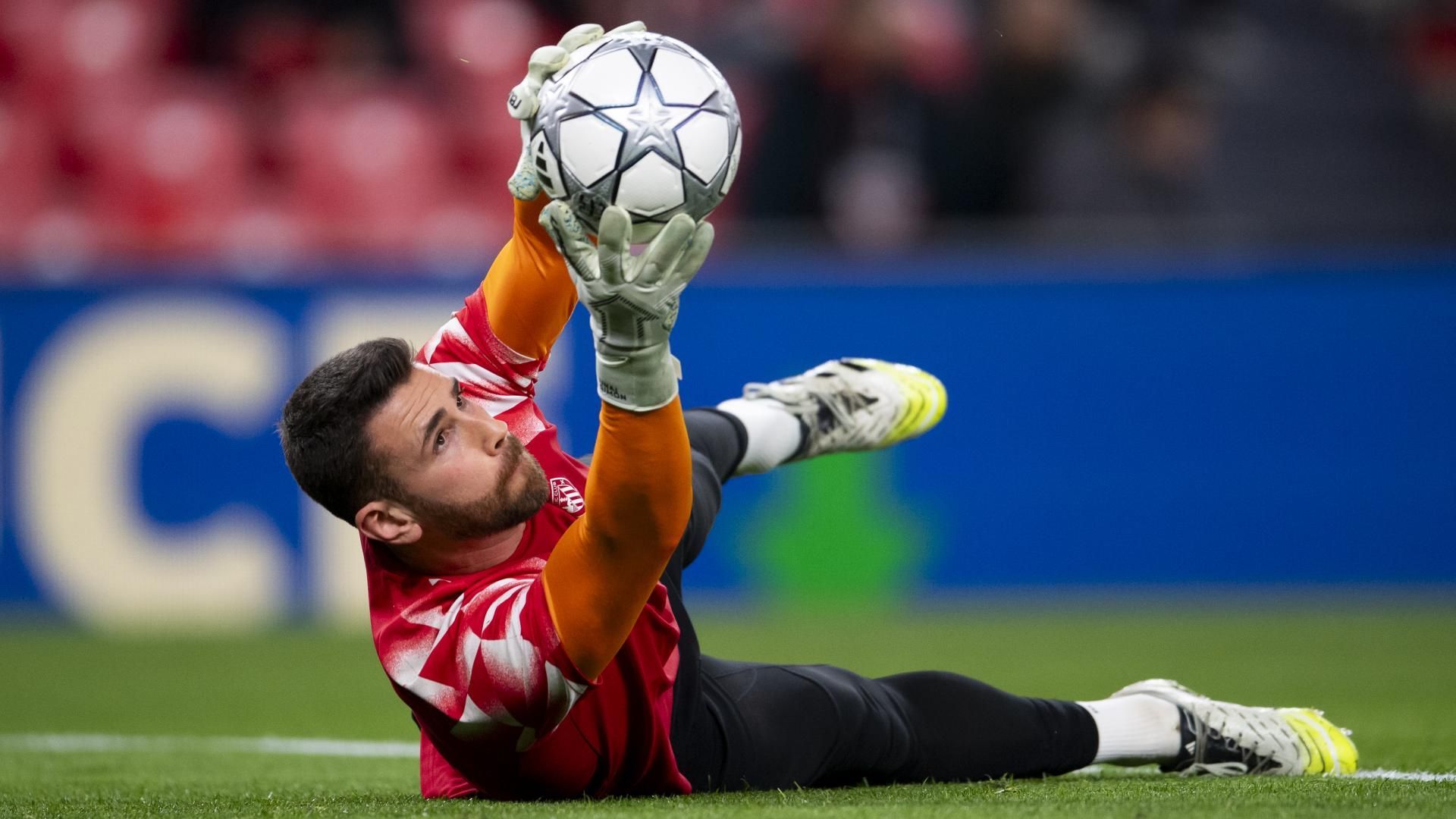 El portero Unai Simón calienta para jugar la Champions en San Mamés